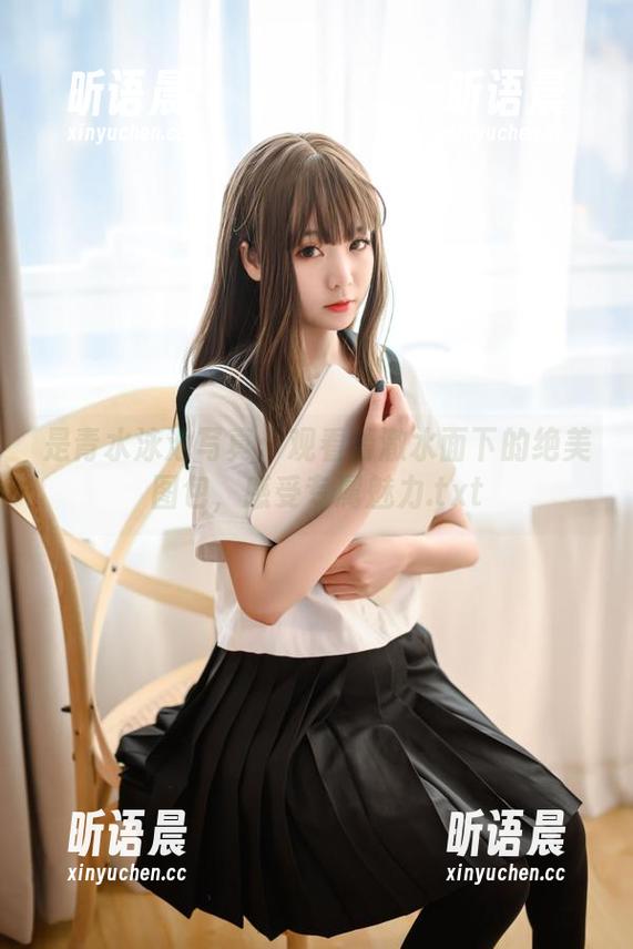 是青水泳池写真：观看清澈水面下的绝美图包，感受专属魅力.txt