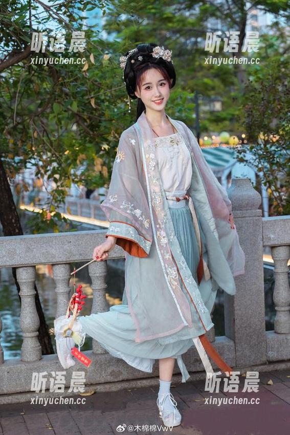 木绵绵OwO 捕捉阳光少女的灵动,木绵绵OwO图集中的兔玩映画作品赏析.txt