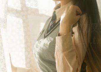 杏仁曲奇的奇幻旅程：眼镜娘高叉女仆全新cos套图，甜蜜又惊艳！.txt