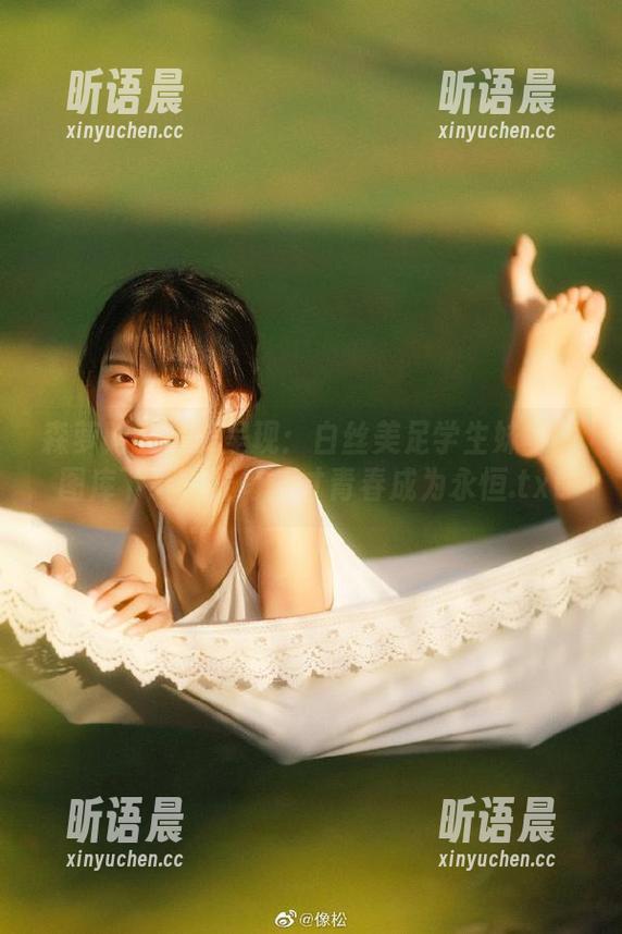 森萝财团精美呈现：白丝美足学生妹写真图库下载，让每一寸青春成为永恒.txt