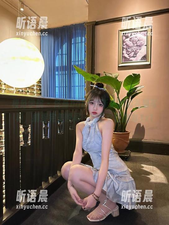 模范学院 - 佟蔓baby最新更新的礼服写真，捕捉完美瞬间，尽显女性魅力.txt