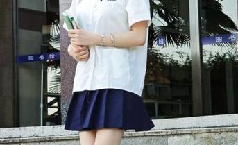模范学院 – 步入蒋小静Jessica泳池写真原图分享，邂逅令人心动的清新与性感！.txt