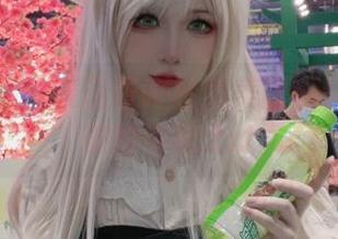 绝美柴郡与樱落酱w私房美图：静谧中绽放的诗意.txt