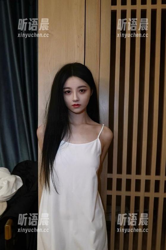 爱蜜社 - 定制梦心月清纯写真，细腻图片记录她的温柔与恬静.txt