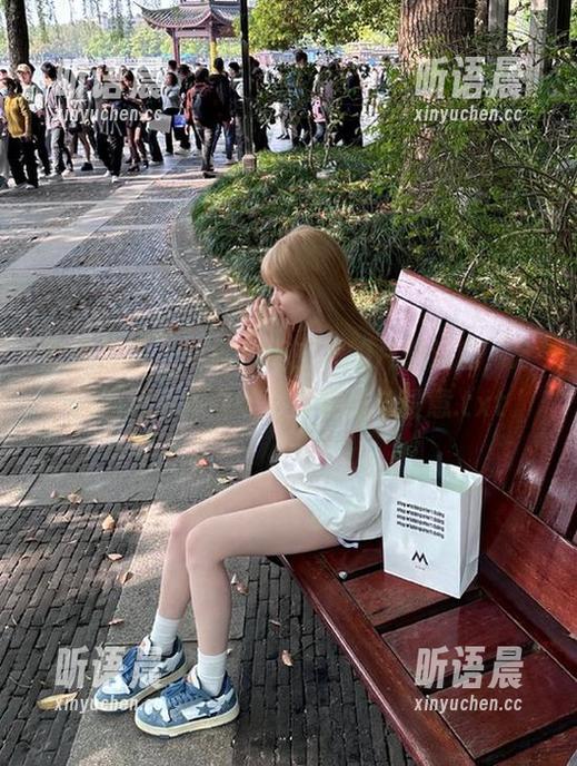 物恋传媒-泡泡 物恋传媒 - 体验泡泡主人的片刻治愈,分享图包中藏着的温柔秘密与暖意.txt