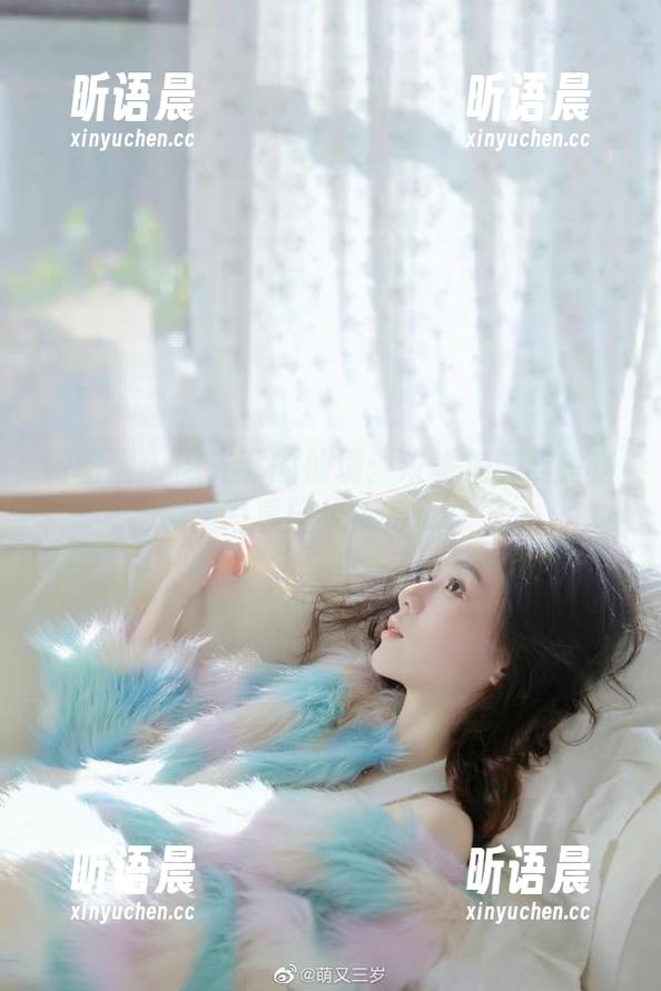 微密圈 - 微光下的仙境：玫桃泡芙与铃铛猫写真壁纸大赏.txt