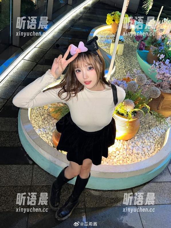 诱惑与品质兼具，瓜希酱全套内衣写真图包火热上线.txt