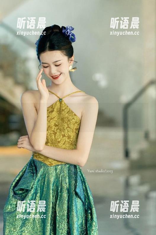 秀人网 - 更新中的Elise谭晓彤牛仔裤作品集：重塑经典与现代的完美交融.txt
