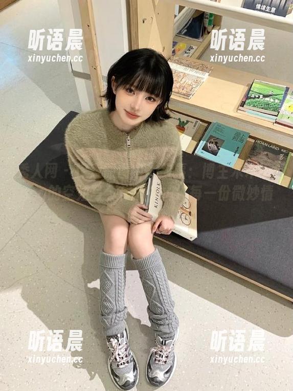 秀人网 - 探索原图中的故事：博主木木hanna的空姐写真作品，传递每一份微妙情感.txt