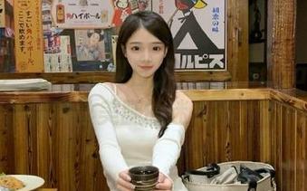 秀人网 – 漫步于夏日，杨晨晨sugar私拍吊裙肉丝美腿的迷人图片.txt
