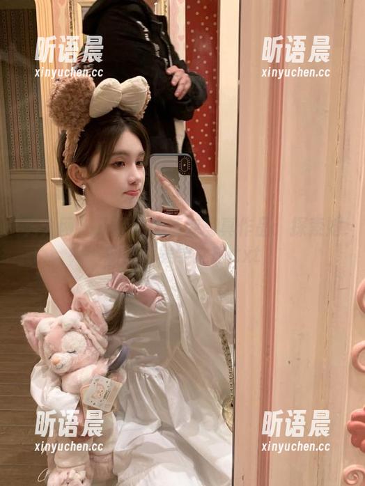 秀人网 - 王伊纯的清纯写真作品：探索她的图库美学之旅.txt