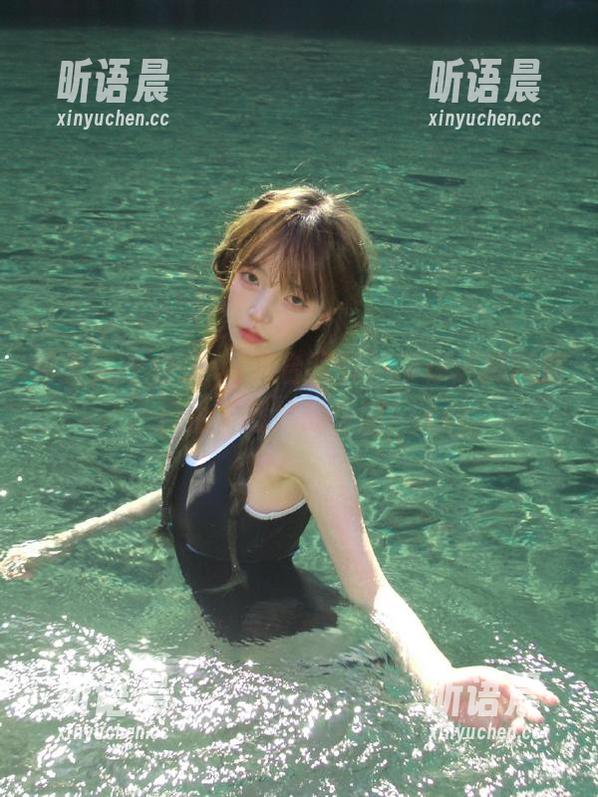 秀人网 - 白芷yy天台写真，带你逃离喧嚣，自由下载她的美丽！.txt