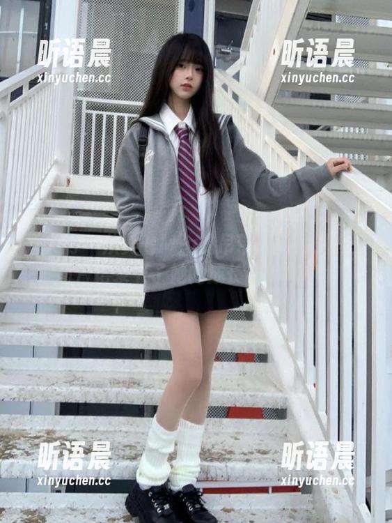 秀人网-美七Mia 秀人网 - 从美七Mia的吊带作品看时尚:图片记录下了她的成长与变化.txt