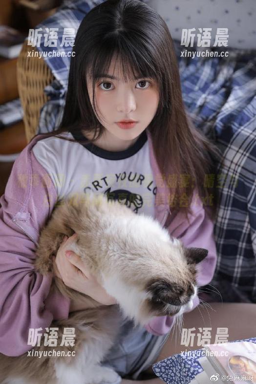 稚乖画册 - 赤西夜夜的视觉盛宴：晴空与白丝双马尾写真的完美结合.txt