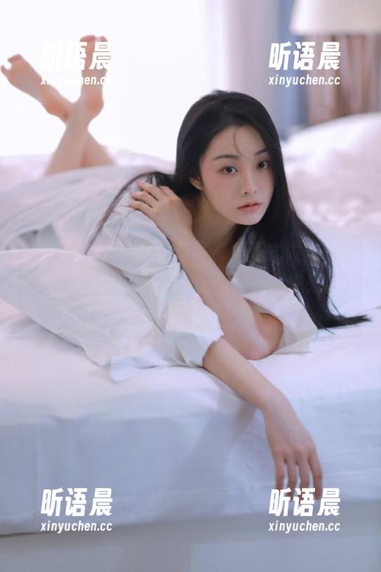 紧急企划 - 小恩最新写真集正式发布，黑丝JK造型带来无与伦比的美感，快来欣赏这绝美作品！.txt