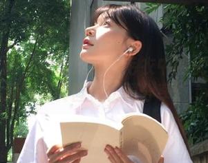 绮梦摄影 – 享受露露在毛衣中的优雅瞬间：精选写真图片资源分享！.txt