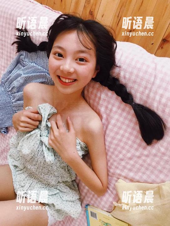 美媛馆 - 小魔女奈奈最新图册，黑丝造型尽显时尚与妩媚.txt