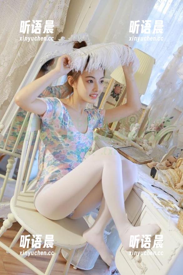 美媛馆 - 李李七七喜喜在线写真：牛仔裤衬托出甜美气息，少女感满分的作品等你来欣赏！.txt