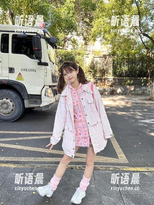 美媛馆 - 薛琪琪sandy校服写真全集：拍摄这组写真时，她的表情太好笑了吧！.txt