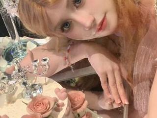 高清图包：追随芊川一笑MNK的步伐，探秘修女与神父的私密故事.txt