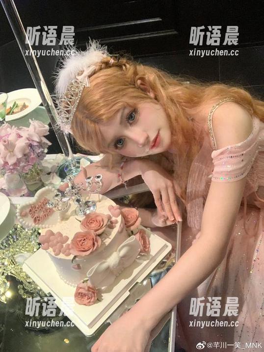 芊川一笑MNK 高清图包:追随芊川一笑MNK的步伐,探秘修女与神父的私密故事.txt