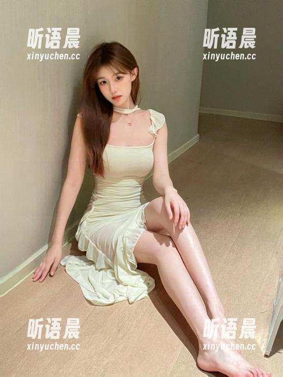 蓝小沂KiKi最新OL黑丝写真，cos美学掀起职场穿搭新革命！.txt