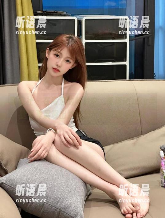 蜜桃社 - 在高清的照片中，佩琦Pinky美腿写真展现出独特的个性与风采.txt