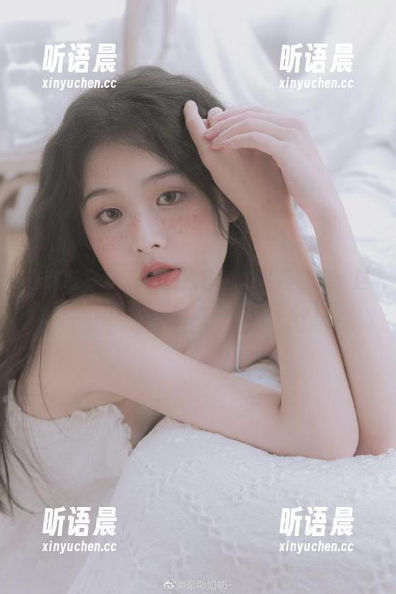 袜啵啵 - 小甜豆的独家魅力写真合集：迷人的一只脚小腿黑丝图片.txt