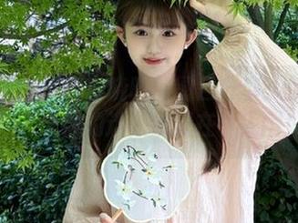 觅芙少女 – 探索晓晓的图包分享：梦境之旅，巨人少女的迷人瞬间在小人国！.txt