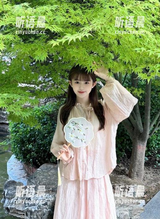 觅芙少女-晓晓 觅芙少女 - 探索晓晓的图包分享:梦境之旅,巨人少女的迷人瞬间在小人国!.txt