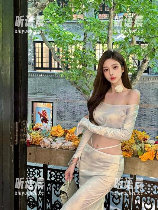 语画界 - 独特视角：杨晨晨sugar浴室女神写真图包精选，视觉盛宴等你来享.txt