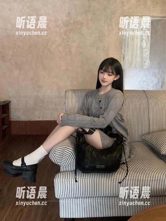 语画界 - 程程程水手服特别图包：探索夏日海岸的写真精彩合集.txt