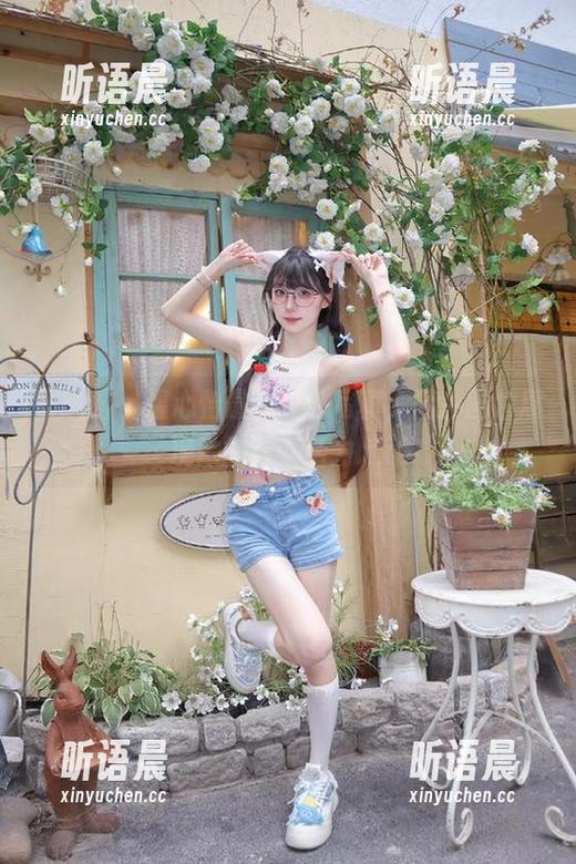 轰趴猫 - 温心怡最新户外写真，精彩图片展现她的青春活力.txt