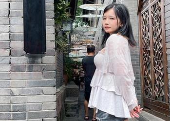 阿半今天很开心定制露背毛衣写真，传递出女性独立自主的时尚宣言.txt