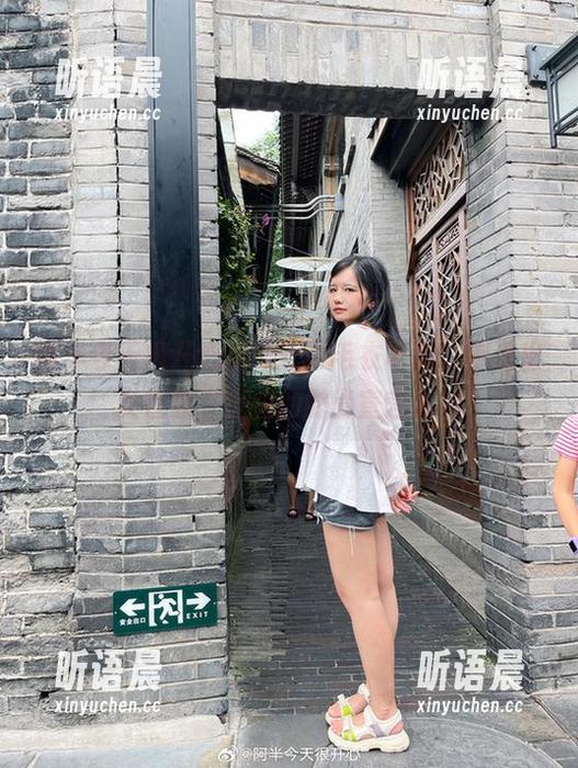 阿半今天很开心 阿半今天很开心定制露背毛衣写真,传递出女性独立自主的时尚宣言.txt
