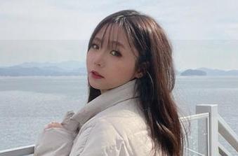 走进青水百合子“歪萌护士”的摄影世界，畅享写真与壁纸的魅力.txt