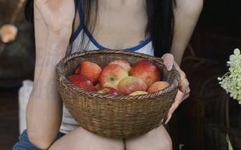 青豆客 – 在泳池中的何晨曦，观看她的写真艺术如何描绘无尽的夏日风情.txt