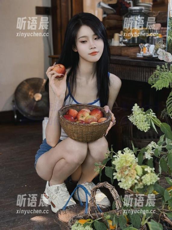 青豆客-何晨曦 青豆客 - 在泳池中的何晨曦,观看她的写真艺术如何描绘无尽的夏日风情.txt