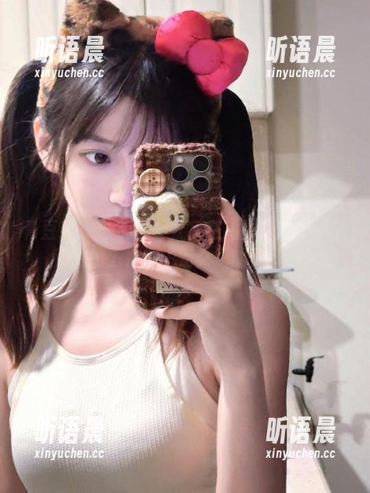 青豆客 - 温心怡办公室私拍图包：一起探秘她的工作与生活交织的美好.txt