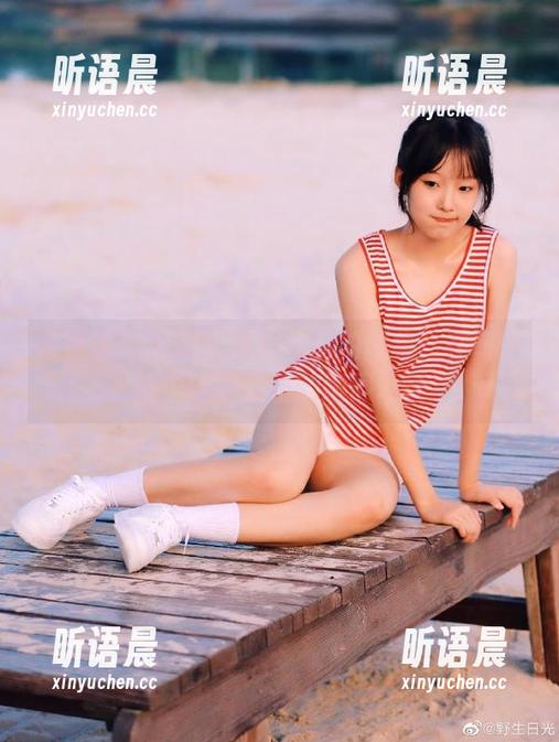 青豆客-谭晓彤 青豆客 - 谭晓彤连体衣私拍图集:在每一帧中捕捉灵动的瞬间.txt