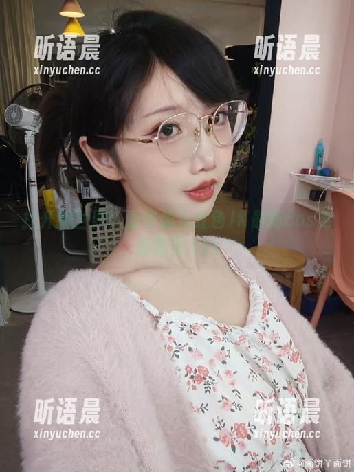 打开新世界！面饼仙儿红色JK最新cos更新曝光.txt